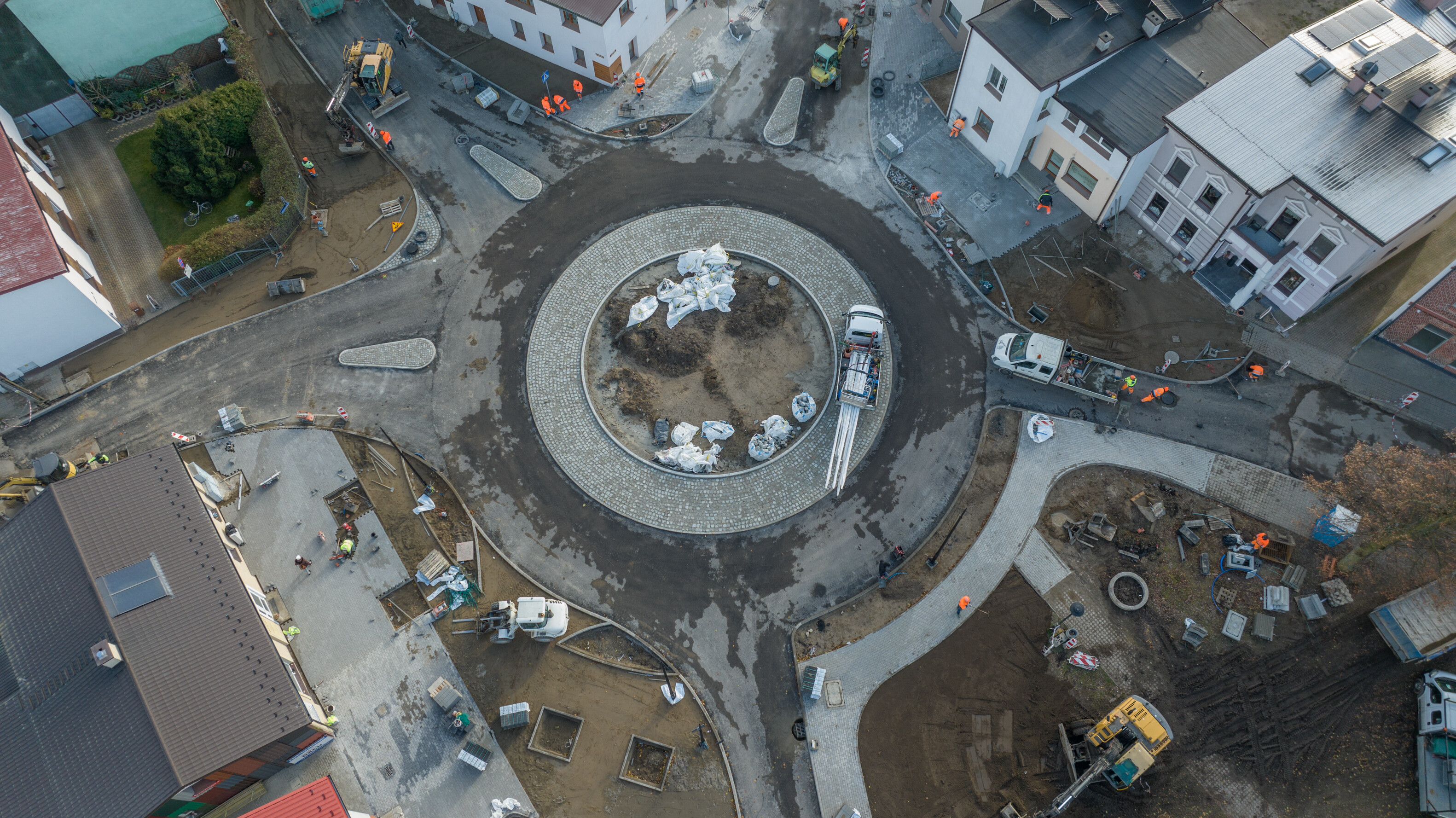 TRZECIE RONDO W BRUSACH NA FINISZU – CENTRUM MIASTA ZYSKUJE NOWY WYGLĄD