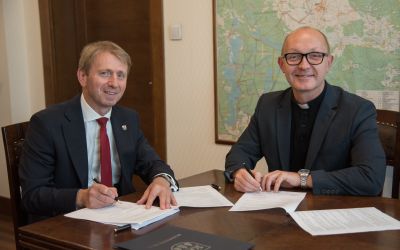 DOTACJA DLA PARAFII W LEŚNIE – KOLEJNE REMONTY W ZABYTKOWYM, DREWNIANYM KOŚCIELE