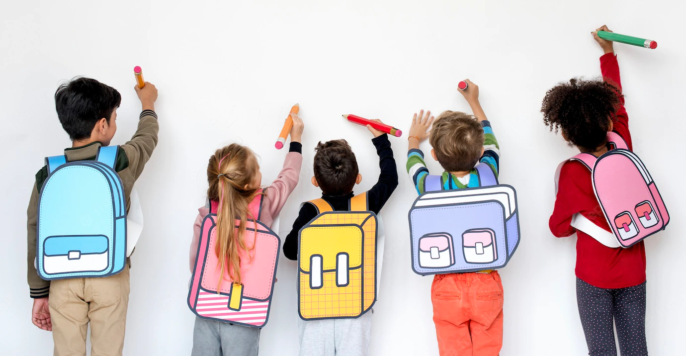 koledzy-z-klasy-przyjaciele-torba-szkola-edukacja_53876-137717.webp