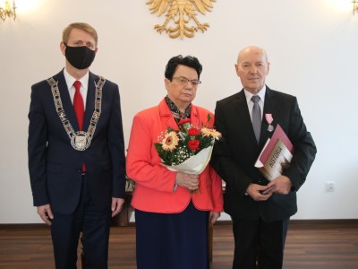 Państwo Eugenia i Zygmunt Werochowscy z Burmistrzem Brus. 
