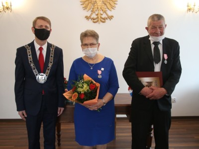Państwo Zofia i Edmund Radtka  z Burmistrzem Brus. 