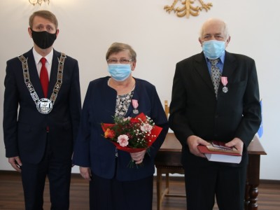 Państwo Aniela i Roman Szultkowie z Burmistrzem Brus. 