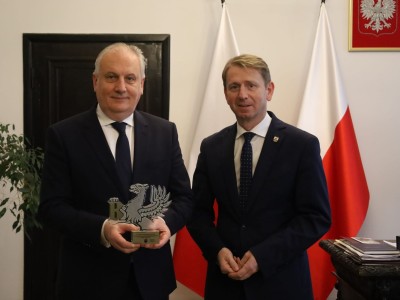 15.12 - W IMIENIU SAMORZĄDU BURMISTRZ WRĘCZYŁ WOJEWODZIE STATUETKĘ BRUSKIEGO GRYFA W PODZIĘKOWANIU ZA WIELOLETNIE WSPIERANIE ROZWOJU MIASTA I GMINY BRUSY