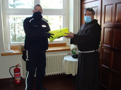 Przekazanie odblasków i kamizelek od asp. szt. Bogumiła Olter o. Arkadiuszowi Czaji OFM