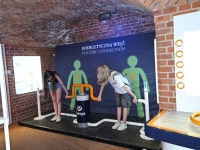 Zdjęcia obrazujące dzieci biorących udział w doświadczeniach w Hevelianum w Gdańsku