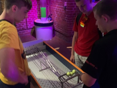 Zdjęcia obrazujące dzieci biorących udział w doświadczeniach w Hevelianum w Gdańsku