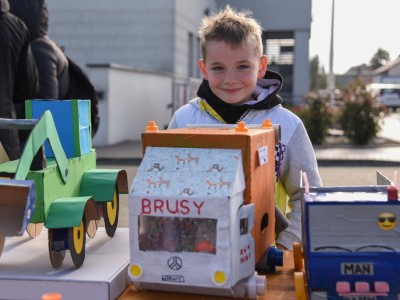 Makiety pojazdów oceniała komisja: 1.	Regina Bluma – przedstawiciel ZZO Nowy Dwór 
2.	Maciej Cuppa – dyrektor oddziału w Brusach Banku Spółdzielczego w Koronowie 
3.	Paweł Wolter – Kierownik Zakładu Gospodarki Komunalnej w Brusach
4.	 Renata Goebel – Centrum Kultury i Biblioteki 

