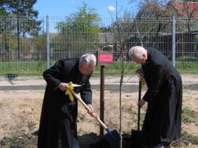 Poświęcenie i otwarcie nowej sali gimnastycznej przy Szkole Podstawowej w Leśnie. Zasadzenie symbolicznego dębu - rok 2005