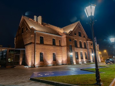 Przebudowana stara szkoła, w której swoje miejsce znalazł Środowiskowy Dom Samopomocy oraz "Centrum Usług Społecznych". 