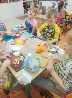 SP nr 1 Brusy: Dzieci z klasy 0B przy SP nr i im. Jana Pawła II w Brusach robią zdrowe kanapki