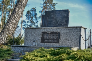 KOSOBUDY - Pomnik pamięci pomordowanych mieszkańców wsi Kosobudy - ofiar zbrodni hitlerowskich w latach 1939 - 1945