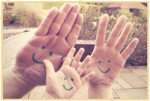 Światowy Dzień Adopcji. Narysuj uśmiech na dłoni!