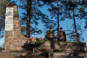 MĘCIKAŁ - Pomnik upamiętniający partyzantów poległych w walce z okupantem hitlerowskim