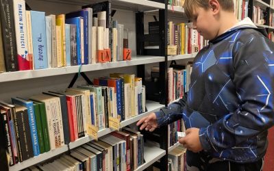 SP W ZALESIU: Narodowy Program Rozwoju Czytelnictwa - Klasa IV i V w bibliotece publicznej