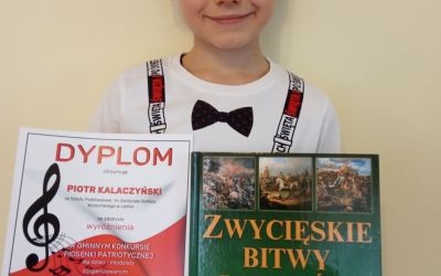 WYRÓŻNIENIE UCZNIA SP W LEŚNIE W GMINNYM KONKURSIE PIOSENKI PATRIOTYCZNEJ