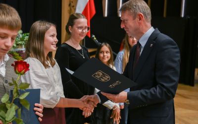 BURMISTRZ BRUS WRĘCZYŁ STYPENDIA I NAGRODY Z OKAZJI DNIA EDUKACJI NARODOWEJ