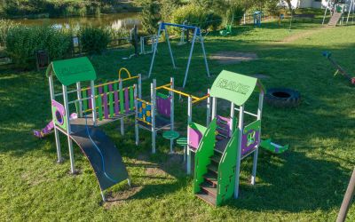 NOWA PRZESTRZEŃ REKREACYJNA W ZALESIU – PIERWSZE URZĄDZENIA JUŻ ZAMONTOWANE