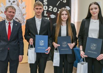 BURMISTRZ BRUS POGRATULOWAŁ MATURZYSTOM KLO