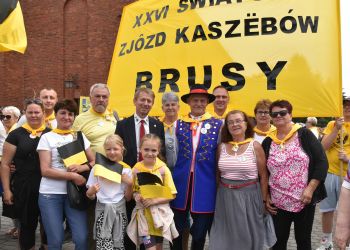 WITOLD OSSOWSKI UHONOROWANY "BURSZTYNOWĄ KLËKĄ" – BRUSZANIE NA XXVI ŚWIATOWYM ZJEŹDZIE KASZUBÓW