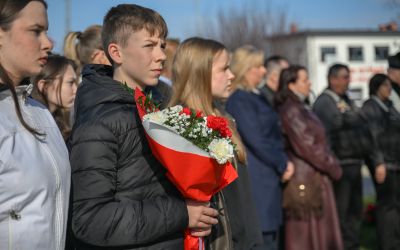 W HOŁDZIE OFIAROM ZBRODNI KATYŃSKIEJ I KATASTROFY SMOLEŃSKIEJ - UROCZYSTOŚĆ W BRUSACH