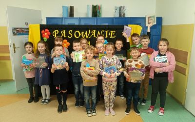 SP NR 2 BRUSY: Pasowanie na czytelników uczniów klasy I a i I b w Szkole  Podstawowej  nr 2 w Brusach