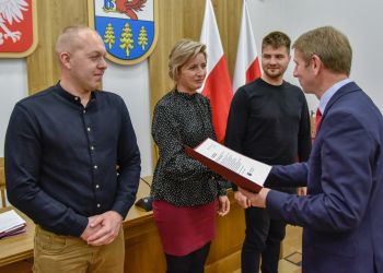 BURMISTRZ BRUS WRĘCZYŁ ODZNACZENIA ZASŁUŻONYM KRWIODAWCOM