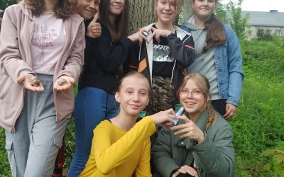 SP LEŚNO: AKCJA "PRZYTUL SIĘ DO DRZEWA"