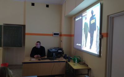SP LUBNIA: Spotkania profilaktyczne policji z młodzieżą SP w Lubni.