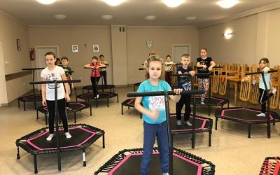 SP CZAPIEWICE: Dzieci z Czapiewic skaczą na trampolinach