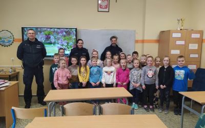 SP LUBNIA: Pogadanki profilaktyczne z dzielnicowymi w SP w Lubni