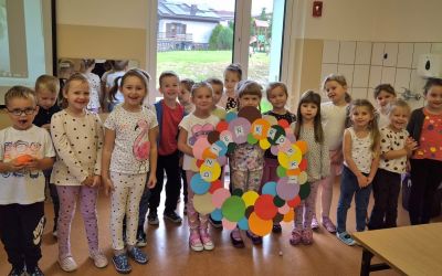 SP W LEŚNIE: Dzień Kropki w zerówce - fotorelacja