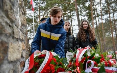 SP LUBNIA: Reprezentacja SP im. TOW „Gryf Pomorski” w Lubni na Apelu Poległych Partyzantów w Męcikale