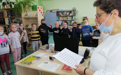 SP NR 2 BRUSY: Pasowanie na czytelników uczniów klasy I a i I b w Szkole  Podstawowej  nr 2 w Brusach