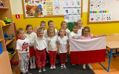 ,,Szkoła do hymnu”. Dzieci z Czapiewic śpiewają hymn.