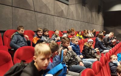 SP Zalesie - obchody Pierwszego Dnia Wiosny - wycieczka do kina i kręgielni w Chojnicach