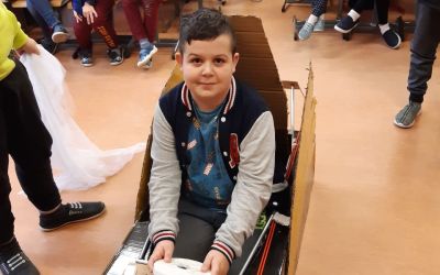 SP Czapiewice: Uczniowie szkoły w Czapiewicach z Kajkiem i Kokoszem w Szkole Latania