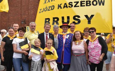 WITOLD OSSOWSKI UHONOROWANY "BURSZTYNOWĄ KLËKĄ" – BRUSZANIE NA XXVI ŚWIATOWYM ZJEŹDZIE KASZUBÓW